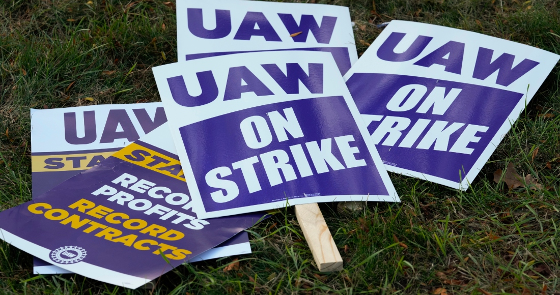 Carteles de United Auto Workers para una huelga en la planta de ensamblaje de Stellantis de Sterling Heights, Michigan, lunes, 23 de octubre 2023. La empresa Stellantis ha llegado a un acuerdo tentativo de contrato con el sindicato UAW que sigue una plantilla establecida a principios de esta semana por Ford, informaron dos personas con conocimiento de las negociaciones el sábado, 28 de octubre 2023.