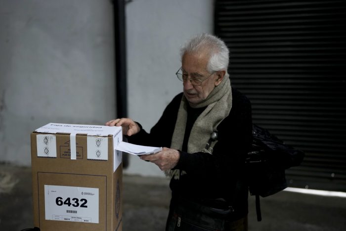 Un hombre emite su voto durante las elecciones generales en Buenos Aires, Argentina, el domingo 22 de octubre de 2023.