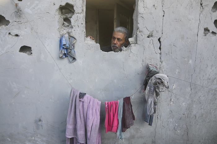 Un hombre palestino mira desde su casa dañada por ataques aéreos israelíes en Rafah, en el sur de la Franja de Gaza, el miércoles 18 de octubre de 2023.