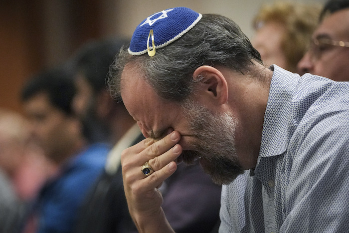 Un hombre se enjuga las lágrimas durante un evento organizado en apoyo de Israel en su lucha contra milicianos de Hamás, el lunes 9 de octubre de 2023 en la Congregación Beth Yeshurun en Houston.