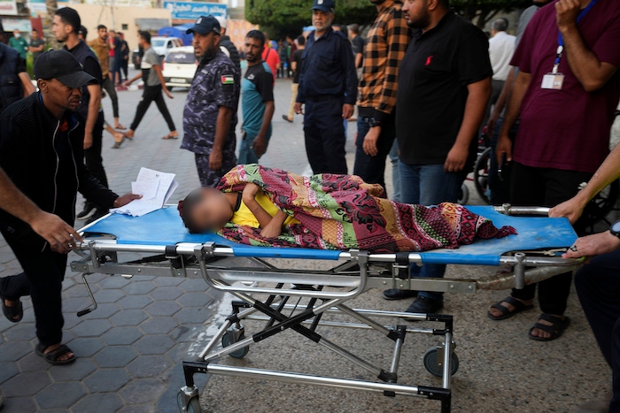 Un niño palestino herido en un bombardeo israelí es trasladado a un hospital en Deir el-Balah, en la Franja de Gaza, el lunes 16 de octubre de 2023.