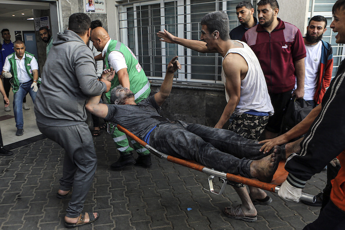 Un palestino herido es trasladado en una camilla al hospital de Al-Shifa, tras ataques aéreos israelíes sobre Ciudad de Gaza, en el centro de la Franja de Gaza, el lunes 16 de octubre de 2023.