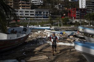 Un pescador llega a un club náutico para trabajar con un equipo de rescatistas en Acapulco, el sábado 28 de octubre de 2023, tras el paso del huracán "Otis".