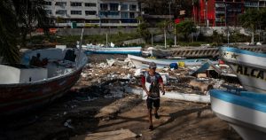 Un pescador llega a un club náutico para trabajar con un equipo de rescatistas en Acapulco, el sábado 28 de octubre de 2023, tras el paso del huracán "Otis".