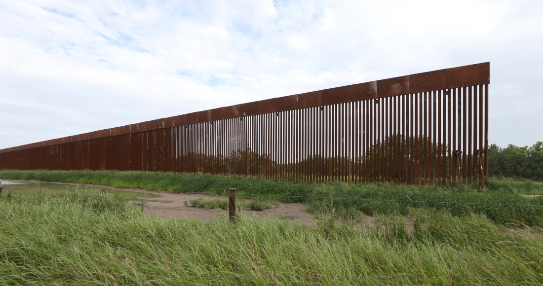 En esta imagen del 14 de julio de 2021 se ve un tramo del muro fronterizo cerca de La Grulla, Texas.