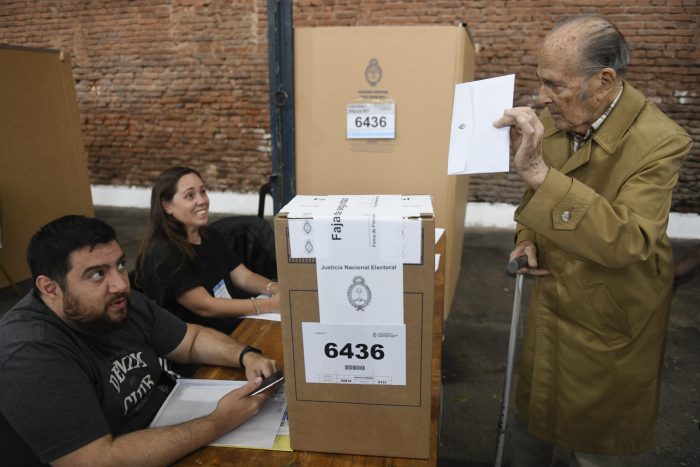 Un votante sostiene su boleta después de marcarla durante las elecciones generales en Buenos Aires, Argentina, el domingo 22 de octubre de 2023.