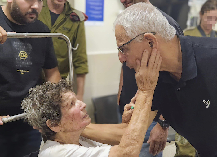 En esta imagen, proporcionada por el hospital Ichilov, Yocheved Lifshitz, una de las dos mujeres liberadas por Hamás el 23 de octubre de 2023, saluda a otra persona en el centro, en Tel Aviv, Israel.