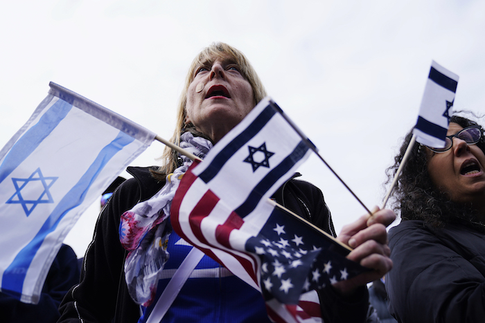 Una manifestante sostiene banderas de Israel y Estados Unidos en un acto de solidaridad con Israel en Glencoe, Illinois, Estados Unidos, el martes 10 de octubre de 2023.