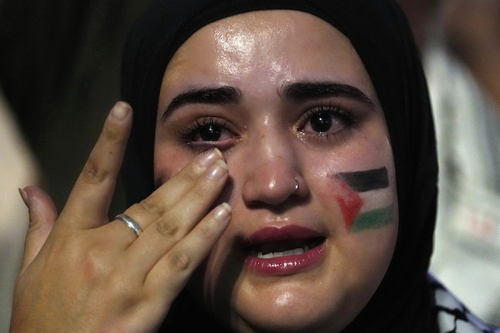 Una mujer con una bandera palestina pintada en el rostro llora durante una protesta contra los ataques aéreos israelíes en Gaza, en Madrid, España, el lunes 9 de octubre de 2023.