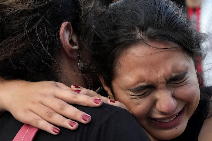 Una mujer de la comunidad palestina llora en una protesta en apoyo del pueblo palestino ante el Museo Nacional de Brasilia, el martes 10 de octubre de 2023.