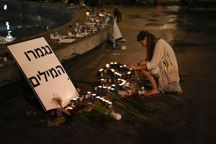 Una mujer enciende una vela en honor a las víctimas del ataque de Hamás durante una vigilia en Dizengoff en el centro de Tel Aviv el viernes 13 de octubre del 2023.