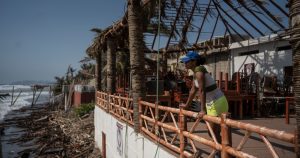 Una mujer observa desde un área dañada después del paso del huracán "Otis", el domingo 29 de octubre de 2023, en Acapulco, México.