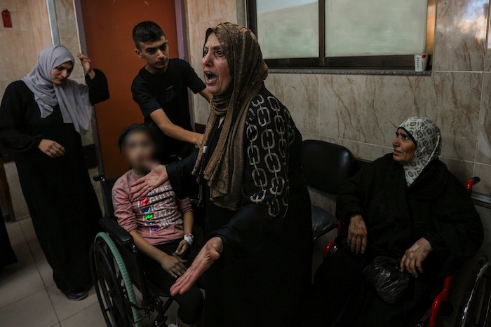 Una mujer palestina reacciona junto a varios heridos en el hospital Al-Aqsa de Deir el-Balah, en el centro de la Franja de Gaza, el domingo 15 de octubre de 2023.