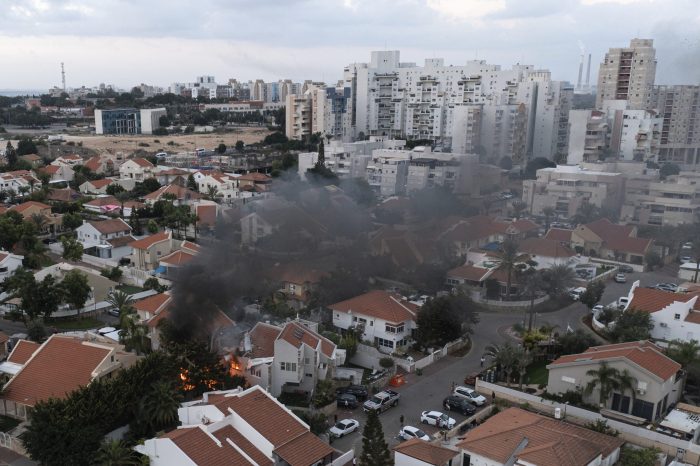 Una nube del humo señala el lugar donde un proyectil disparado desde la Franja de Gaza alcanzó una vivienda en Ashkelon, en el sur de Israel, el 7 de octubre de 2023.