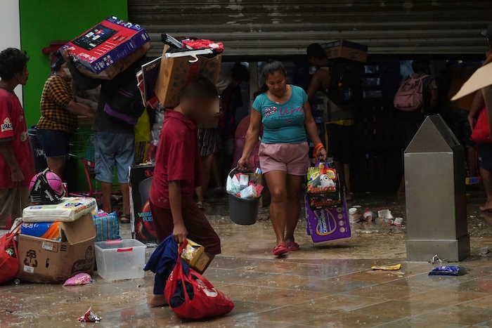 Varias personas saquean una tienda de comestibles luego del paso del huracán "Otis" por Acapulco, México, el 25 de octubre de 2023.