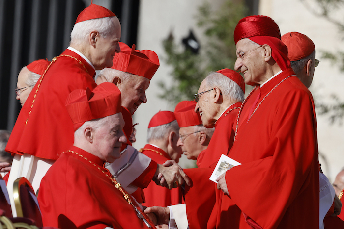 Varios cardenales se saludan mientras esperan que comience un consistorio en la Plaza de San Pedro, en el Vaticano, donde el papa Francisco creará 21 nuevos cardenales, el 30 de septiembre de 2023.