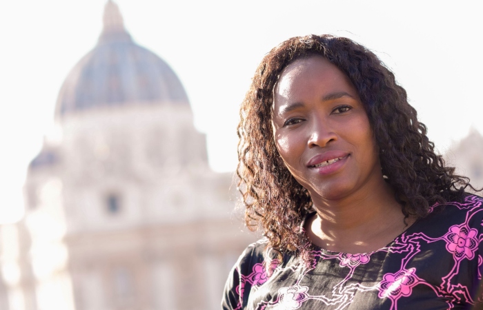 Sheila Pires, funcionaria de comunicación de la Conferencia Episcopal Sudafricana, posa para un retrato el viernes 29 de septiembre de 2023, en el Vaticano. Pires ha sido invitada a participar en el próximo sínodo de obispos a partir del 4 de octubre. 