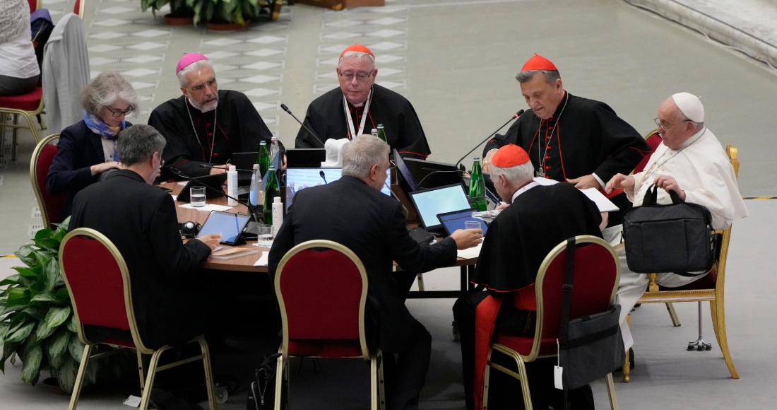 El papa Francisco inicia una sesión de la 16ta asamblea general del sínodo de obispos en el Vaticano, el sábado 28 de octubre de 2023.