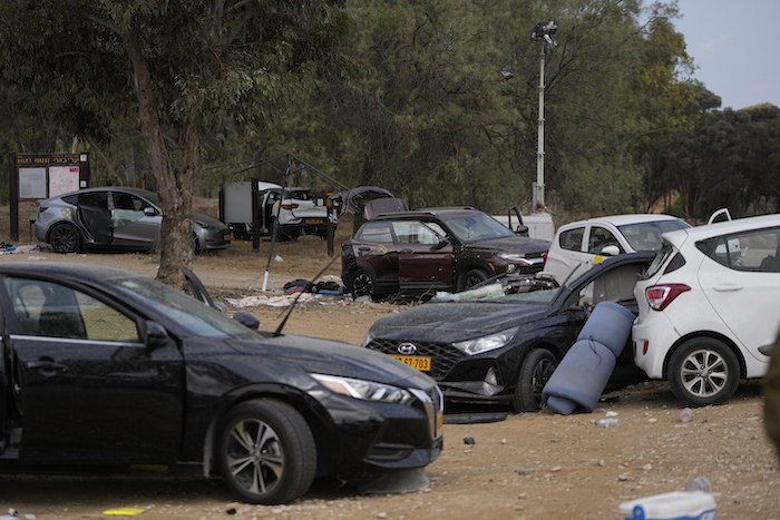 Vehículos dañados en la zona de un festival de música cerca del kibbutz Re'im, cerca del muro fronterizo con la Franja de Gaza, el martes 10 de octubre de 2023. El servicio israelí de rescate Zaka informó que los paramédicos han recuperado cientos de cuerpos de personas asesinadas en un ataque sorpresa del grupo extremista Hamás. 