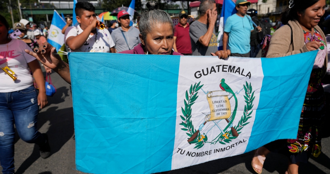 Vendedores del mercado marchan hacia el centro durante una huelga nacional en la ciudad de Guatemala, el lunes 9 de octubre de 2023. La gente protesta para apoyar al Presidente electo Bernardo Arévalo después de que el máximo tribunal de Guatemala confirmó una medida de los fiscales para suspender su partido político por presunto fraude en el registro de votantes.