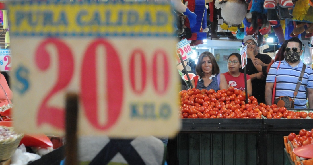 Venta de verduras en un mercado.