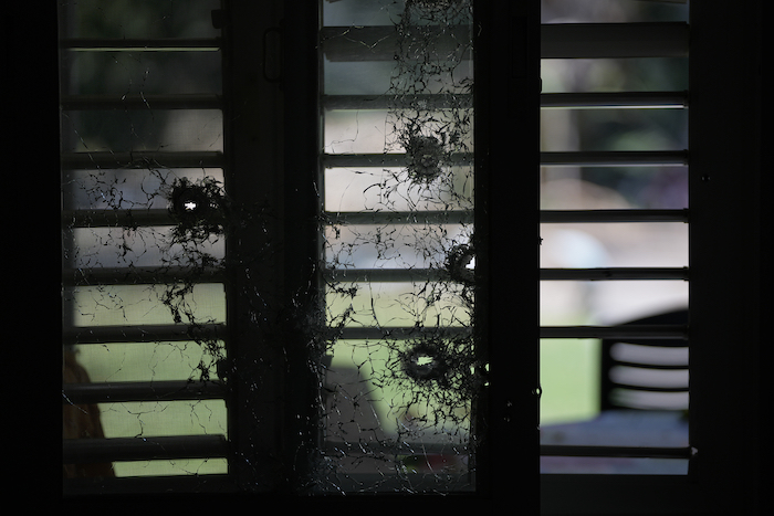 Ventanas perforadas por disparos desde el interior de una residencia, el martes 10 de octubre de 2023, en el kibbutz Kfar Aza. Combatientes de Hamás incursionaron el sábado en Kfar Aza, donde mataron y secuestraron a varios israelíes.