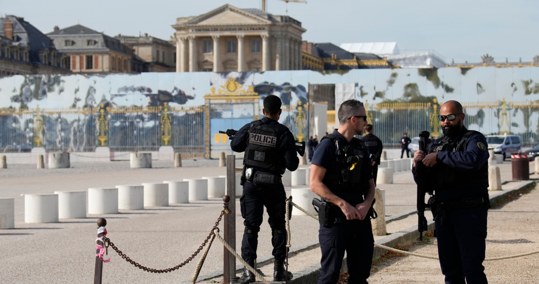 Policías franceses vigilan la entrada al Palacio de Versalles después de una alerta de seguridad el martes 17 de octubre de 2023, en París.