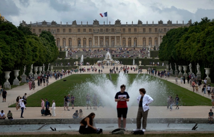 Visitantes disfrutan de los jardines de Versalles a las afueras de París, Francia, el 14 de julio de 2023. 