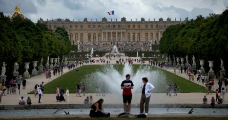 Visitantes disfrutan de los jardines de Versalles a las afueras de París, Francia, el 14 de julio de 2023.