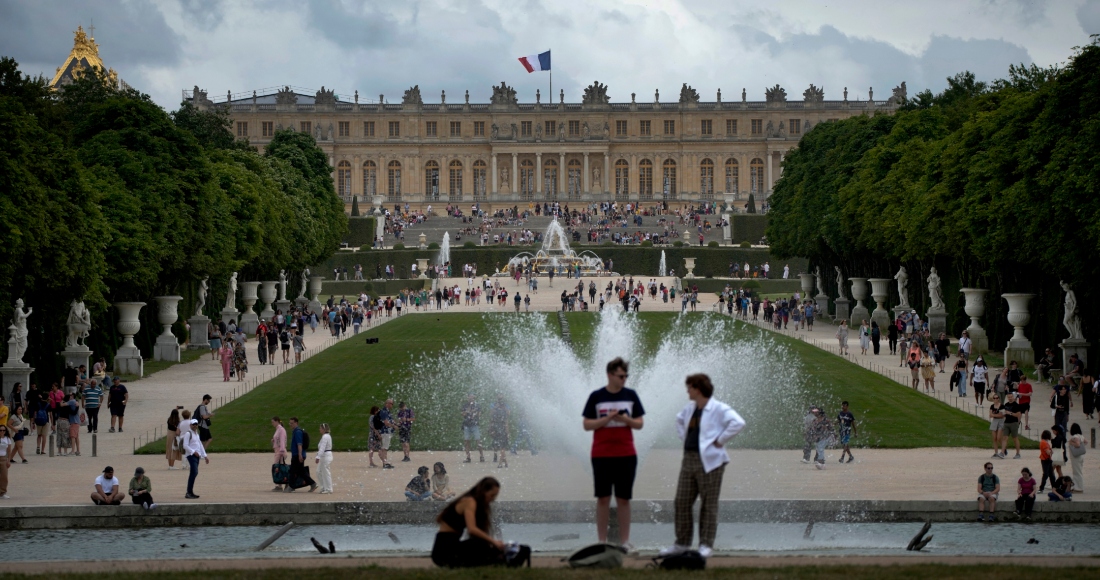 Visitantes disfrutan de los jardines de Versalles a las afueras de París, Francia, el 14 de julio de 2023.