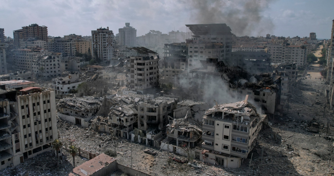 Vista de edificios reducidos a escombros por los aviones israelíes en ciudad Gaza, martes 10 de octubre de 2023.