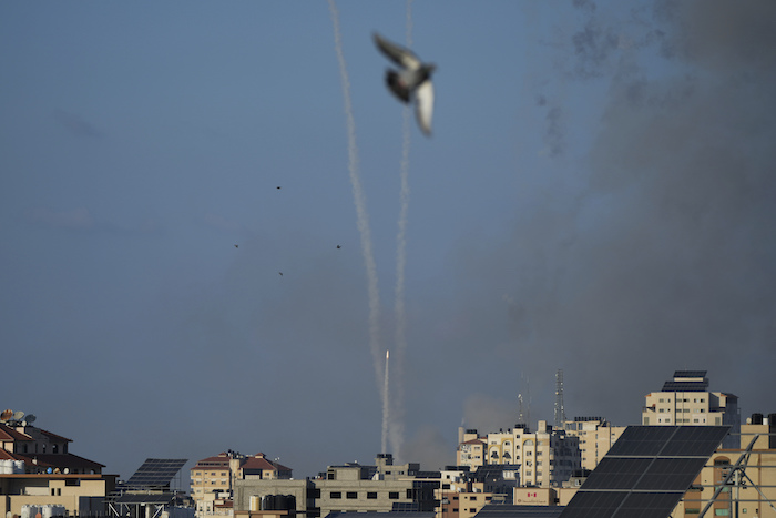 En la imagen, vista de los proyectiles disparados hacia Israel desde la Franja de Gaza, el 10 de octubre de 2023.