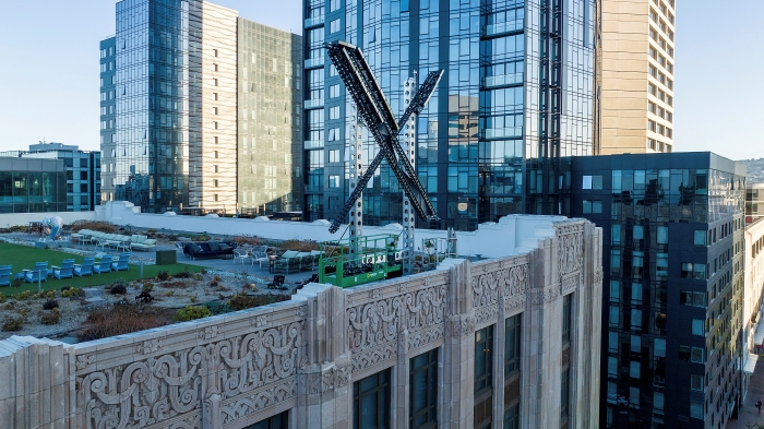 Un letrero de "X" en el techo de la sede de la compañía, anteriormente conocida como Twitter, en el centro de San Francisco, el viernes 28 de julio de 2023.