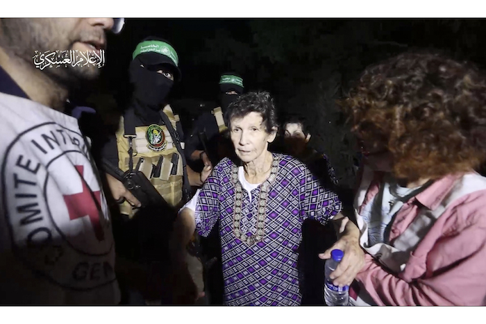 En esta imagen, tomada de un video distribuido por las Brigadas Al Qassam en su canal de Telegram, muestra a Yocheved Lifshitz, de 85 años, estrechando la mano de miembros de Hamás tras su liberación a miembros de la Cruz Roja en una ubicación no revelada, el 23 de octubre de 2023.