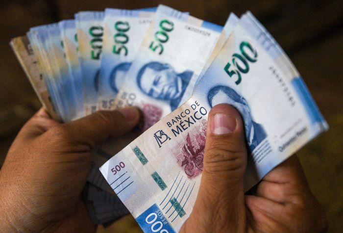 Como una forma de incentivar el consumo durante El Buen Fin que se realizará del 17 al 20 de noviembre trabajadores comenzaron a recibir su aguinaldo, aspectos de billetes y monedas de diferentes denominaciones.