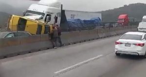 Fuerte accidente en la Autopista México Querétaro altura del km 80.