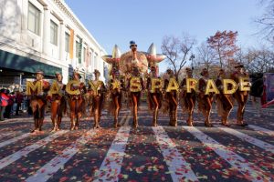 Participantes en el desfile de Acción de Gracias preceden la carroza del pavo por la avenida Central Park West, Nueva York, jueves 23 de noviembre de 2023. 