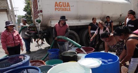 Familias de diferentes predios de la Alcaldía Iztapalapa llenan botes y tambos de agua, que son suministrados por pipas de agua que acuden una vez por semana. Debido a los niveles bajos del Sistema Cutzamala, la escasez del vital líquido acrecentó.