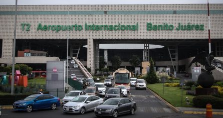 El Aeropuerto Internacional de la Ciudad de México (AICM) y el Aeropuerto Internacional Felipe Ángeles (AIFA) registraron esta mañana la suspensión de despegues y aterrizajes de vuelos, debido a la presencia de un banco de niebla en sus inmediaciones.