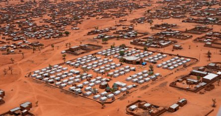 En esta vista aérea de archivo se muestra un campamento de desplazados internos en Djibo, Burkina Faso, el 26 de mayo de 2022.