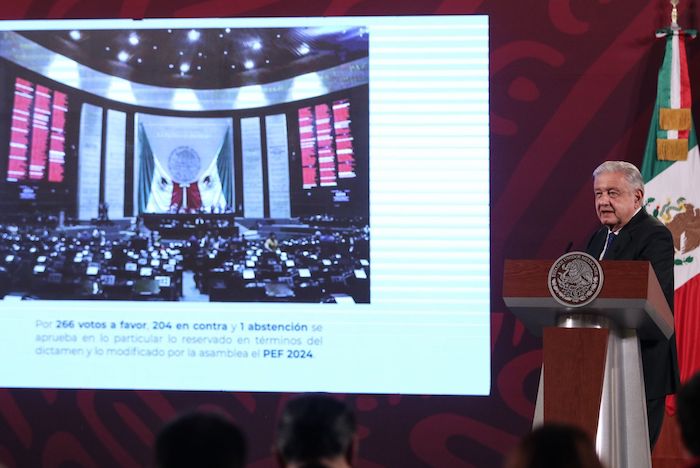 Andrés Manuel López Obrador, Presidente de México, durante su conferencia matutina en Palacio Nacional, en la que muestra el resultado del presupuesto aprobado en Cámara de Diputados.