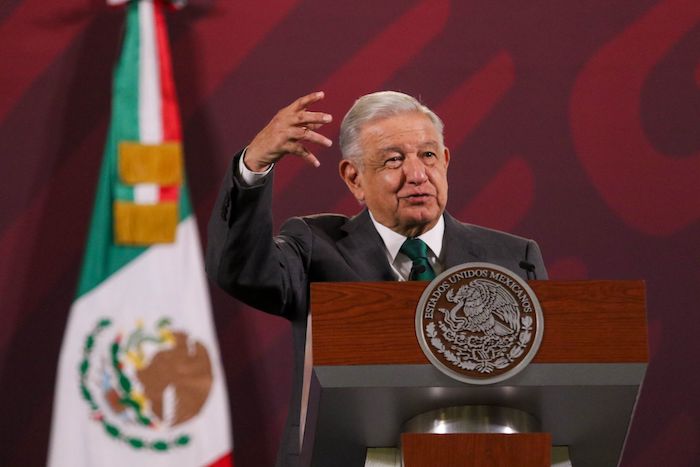 El Presidente Andrés Manuel López Obrador anunció que alcanzó un acuerdo con empresarios para lograr que 35 hoteles afectados por el paso del huracán "Otis" en Acapulco, Guerrero, vuelvan a funcionar en su totalidad para marzo-abril de 2024, ya que sigue en pie la realización del Tianguis Turístico en dicha sede.