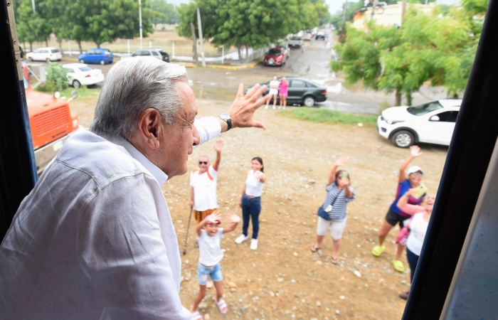 Andrés Manuel López Obrador, Presidente de México, viajó en el Ferrocarril del Istmo de Tehuantepec de Salina Cruz a Coatzacoalcos, en septiembre de 2023. Durante el recorrido fue saludando a la gente de los poblados que están junto a las vías. 