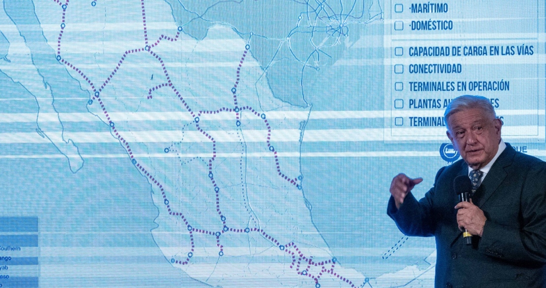 Andrés Manuel López Obrador, Presidente de México, muestra un diagrama sobre la distribución de vías de tren en el país.