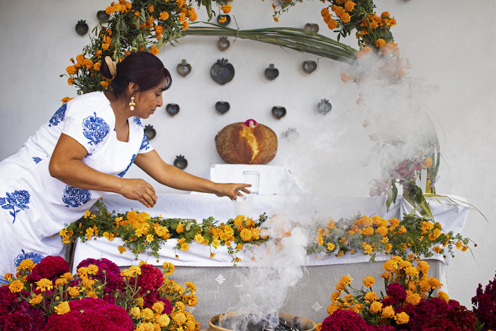 Ana Martínez prepara un altar del Día de Muertos en la terraza de su casa en Santa María Atzompa, México, el martes 31 de octubre de 2023.