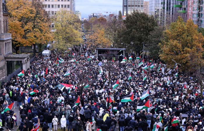 Manifestantes se reúnen para una marcha a favor de los palestinos en Düsseldorf, Alemania, el sábado 4 de noviembre de 2023. 