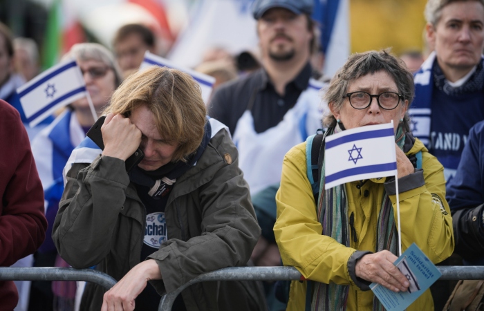 Una mujer llora mientras escucha discursos, durante una manifestación contra el antisemitismo y para mostrar solidaridad con Israel, en Berlín, Alemania, el domingo 22 de octubre de 2023. 