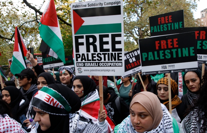 Manifestantes con banderas y pancartas marchan en apoyo a los palestinos en Londres, sábado 21 de octubre de 2023. La guerra entre Hamas e Israel sigue remeciendo al mundo. 