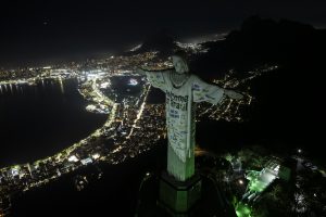 La estatua del Cristo Redentor está iluminada con un cartel de bienvenida a la cantante estadounidense Taylor Swift, Río de Janeiro, 16 de noviembre de 2023.