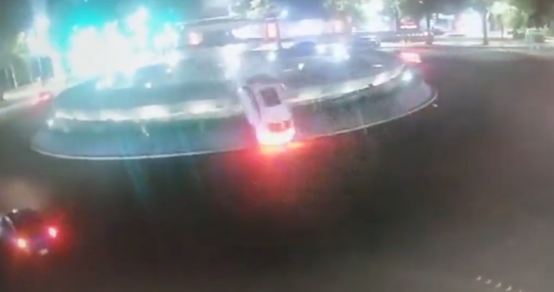 Auto choca en Reforma y queda varado sobre la Diana Cazadora. Foto: Captura de pantalla de video @ELPOLICIA8